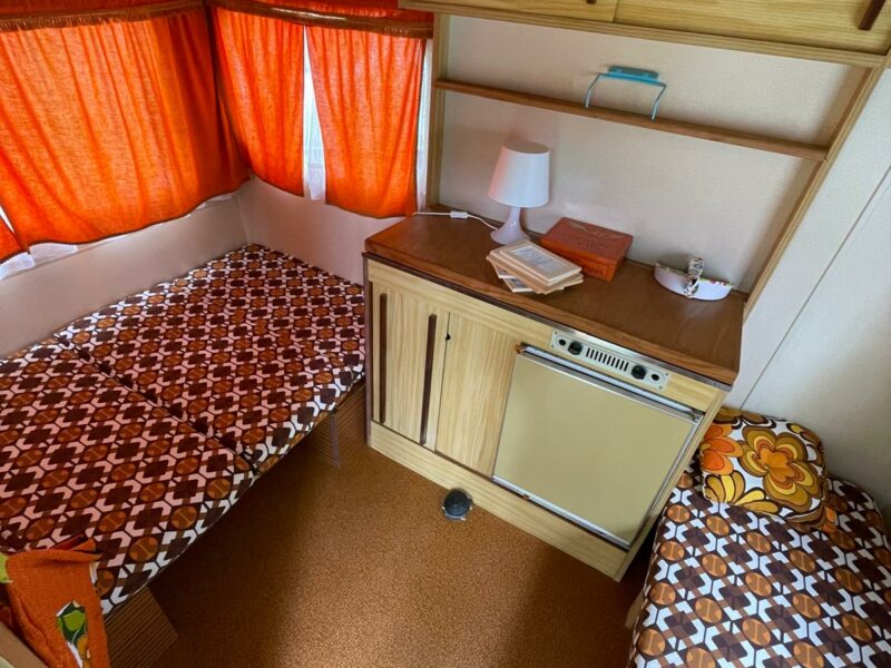 petite caravane rétro deux personnes