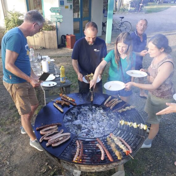 brasero à disposition au camping de l'eau mère