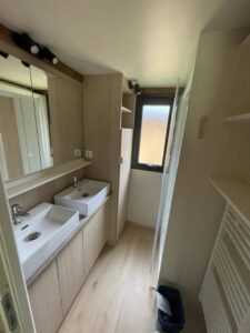 Intérieur d'un chalet confort en camping
