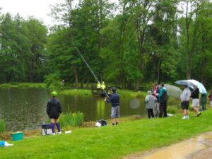 pêche en auvergne en été à proximité du camping