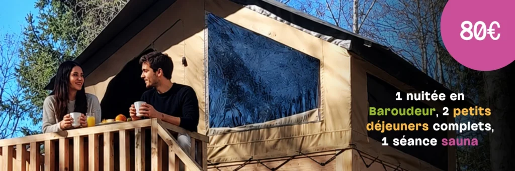 Couple prenant le petit dejeuner sur la terrasse d'une tente Baroudeur, offre a 80 euros